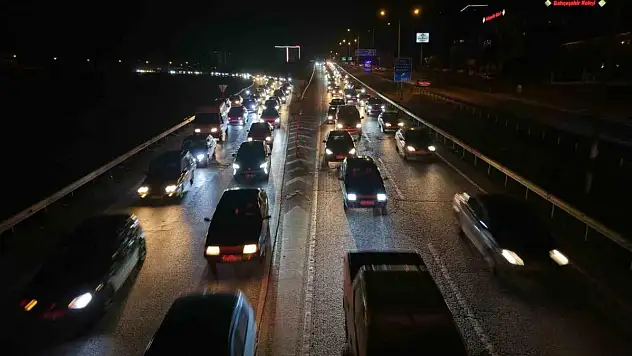 Dönüş yolculuğunda 43 ilin geçiş noktasında trafik yoğunluğu arttı