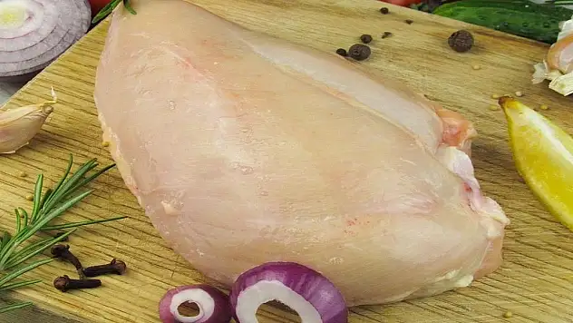 Tavuğu buzluğa koyarken mutlaka aklınızda bulunsun. Görmezden gelinen büyük tehlike