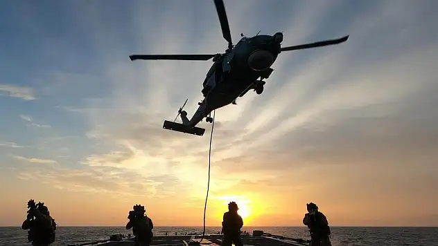 TCG GÖKSU fırkateyninde helikopter iniş/kalkış eğitimleri yapıldı