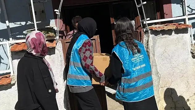 TDV Konya'da yardım kolisi dağıttı