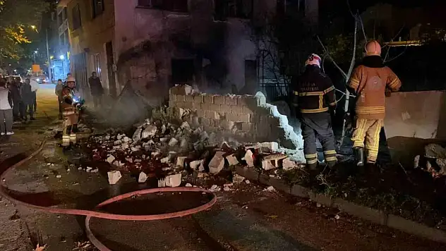 Tek katlı ev alev alev yandı
