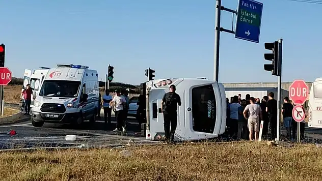 Tekirdağ'da işçileri taşıyan midibüs ile hafif ticari araç çarpıştı: 12 yaralı