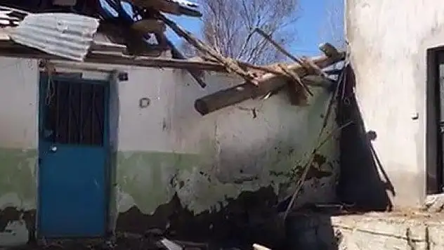 Tekman'da hortumda binaların çatıları uçtu