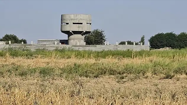 Terör örgütü PKK/YPG Deyrizor'da Fırat Nehri'nin doğusunda gözetleme kuleleri inşa ediyor