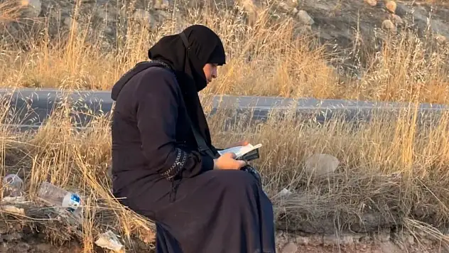 Ters dönen araçtan çıkan kadın oturup Kuran'ı Kerim okudu