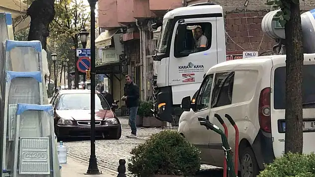 Ters yönden gelen plakasız otomobil ambulansın ilerlemesini engelledi