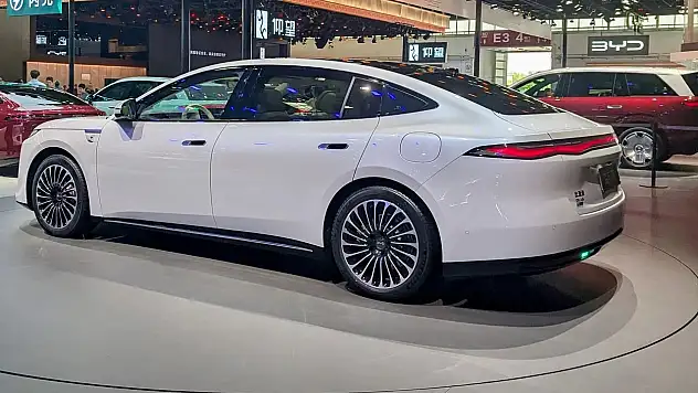 Tesla ve Togg'un yeni kabusu! 5 dakika şarjla 400 kilometre gidiyor!