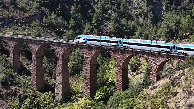 'Test süreçleri başarıyla devam eden Milli Elektrikli Hızlı Tren'imiz saatte 250 kilometre hıza ulaştı'