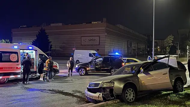 Ticari taksi otomobil ile çarpıştı: 1 yaralı