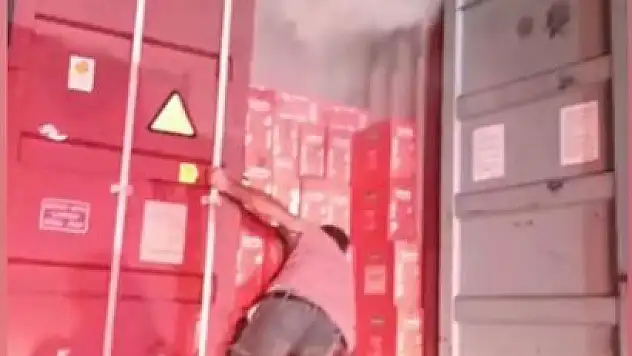 Tır alev aldı! Makarnaları dorseden atarak kurtarmaya çalıştı