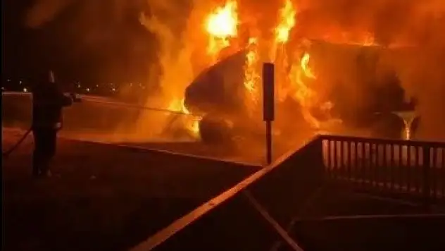 Tır alev alev yandı! Sürücü son anda...