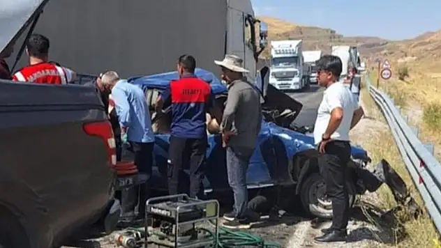Tır ile pikap çarpıştı: 3 ölü, 2 yaralı