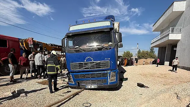 Tır lastiğini değiştirirken aracın altında kaldı, yaşamını yitirdi