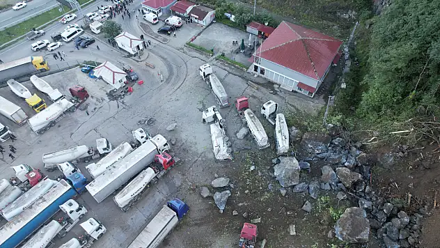 Tır parkında yamaçtan kopan dev kayanın açtığı hasar havadan görüntülendi!