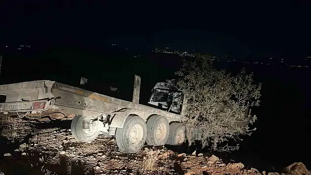 Tır şarampole yuvarlandı: 1 ölü