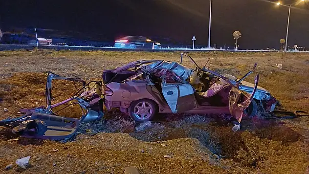 Tıra arkadan çarpan otomobildeki 2 çocuk öldü, sürücü yaralandı