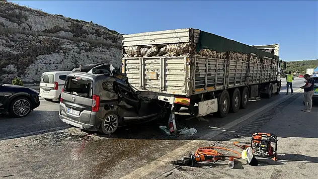 Tıra çarpan hafif ticari araçtaki 1'i çocuk 5 kişi öldü!