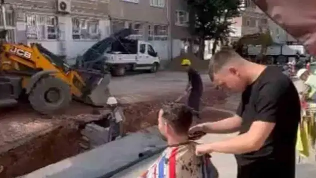 Tıraş olurken yol yapım çalışmasını izledi, gören bir daha baktı