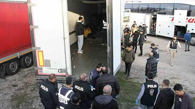 Tırın  Dorsesinde 28 Kaçak Göçmen Yakalandı