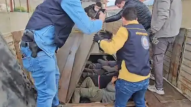 Tırın dorsesindeki gizli bölmede 20 düzensiz göçmen yakalandı