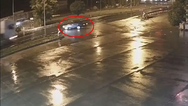TIR'ın otomobile çarptığı kaza kamerada: 1 ölü, 1 yaralı