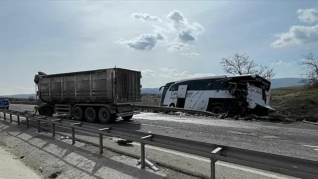 Tırın yolcu otobüsüne arkadan çarptığı kazada çok sayıda kişi yaralandı!