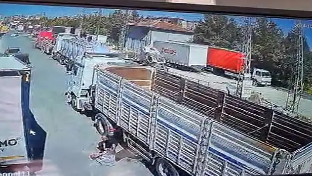 Tırların arasında sıkışarak ağır yaralandı! İşte o anlar!