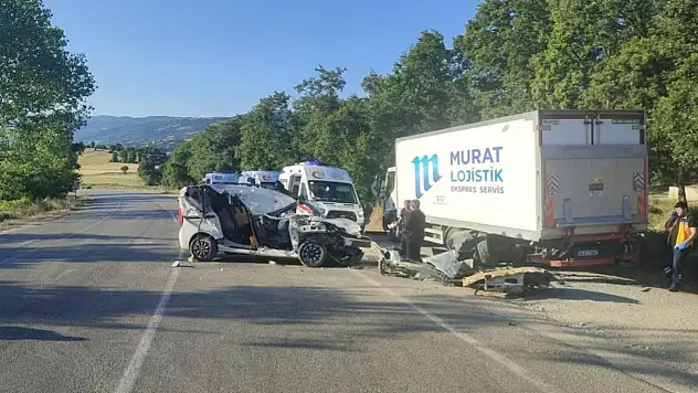 Tokat'ta hafif ticari araç, kamyona çarptı: 2 ölü