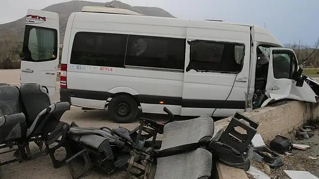 Tokat'ta işçi servisi istinat duvarına çarptı: 21 yaralı