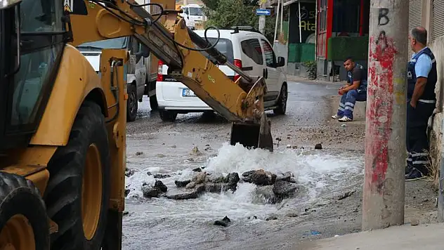 Tonlarca su boşa aktı, mahalleli isyan etti! 'Zulüm yaşıyoruz'