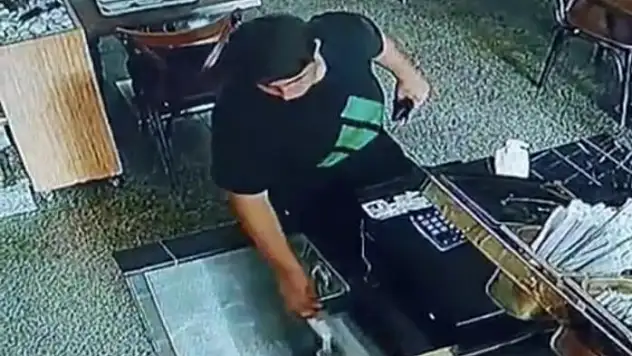 Topallayarak Girdi, Cüzdanı Alıp Gitti!