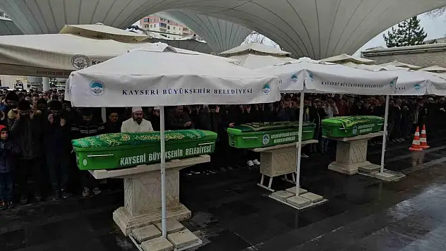 Trafik kazasında hayatını kaybeden anne ve çocuklarını birbirinden ayırmadılar!