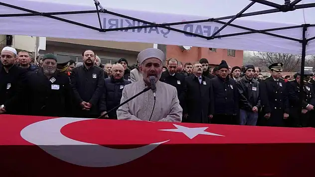 Trafik kazasında şehit düşen polis memuru toprağa verildi