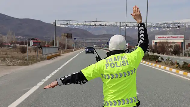 Trafik yasası yürürlükte: İşte yeni ceza listesi...