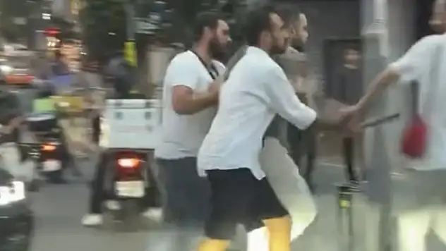 Trafikte dehşet anları! Sopayla kadının üzerine yürüdü!