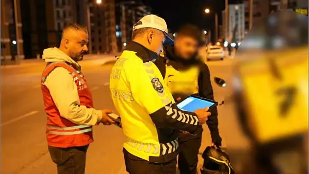 Trafikte huzuru bozan araçlara geçit yok! 16 sürücüye para cezası!