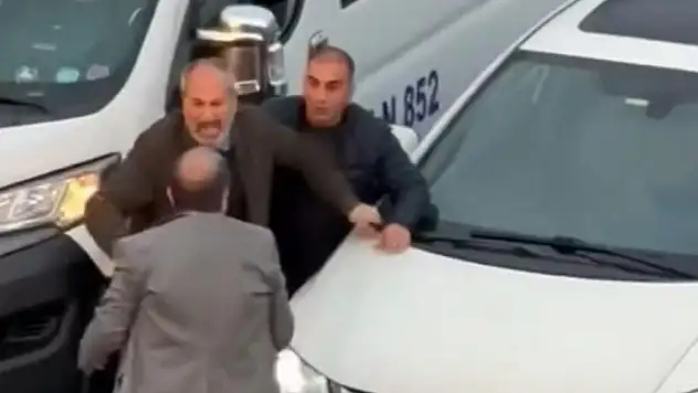 Trafikte tekme ve yumruklar havada uçtu!