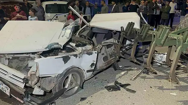 Traktör pulluğu otomobili adeta parçaladı! 1 ağır yaralı