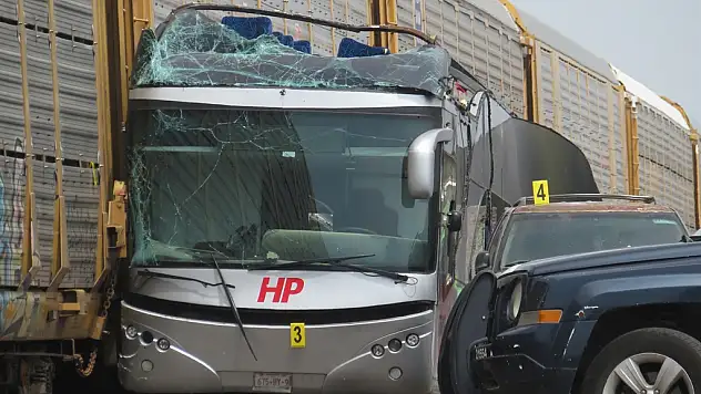 Tren, yolcu otobüsüne çarptı: 10 ölü, 61 yaralı!