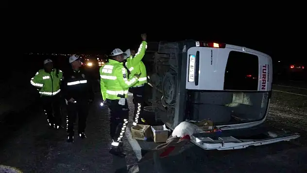 Tur midibüsü devrildi: 13'ü öğrenci 14 kişi yaralandı