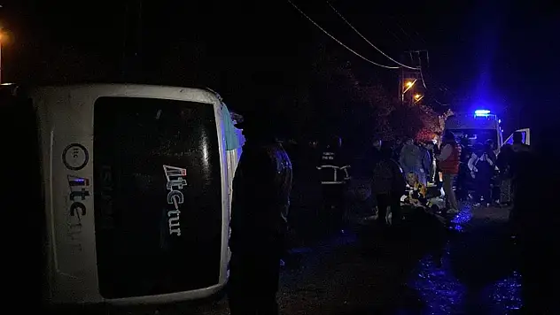Tur midibüsü devrildi!  25 yaralı