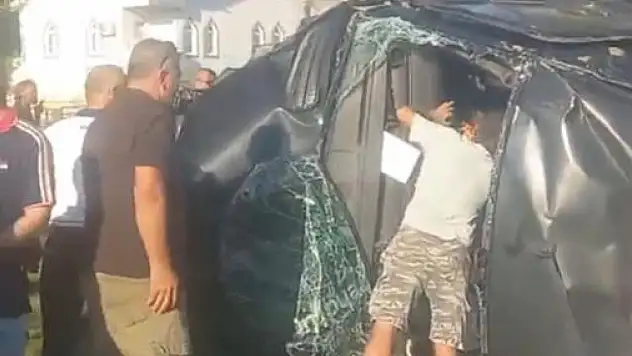 Tur minibüsü, kamyonet ve otomobil çarpıştı: 17 yaralı!