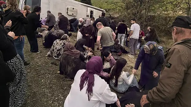 Tur otobüsü devrildi 1 ölü, 32 yaralı