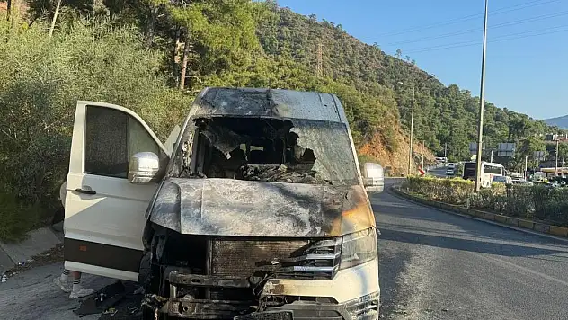 Turistleri Taşıyan Minibüs Alev Aldı!