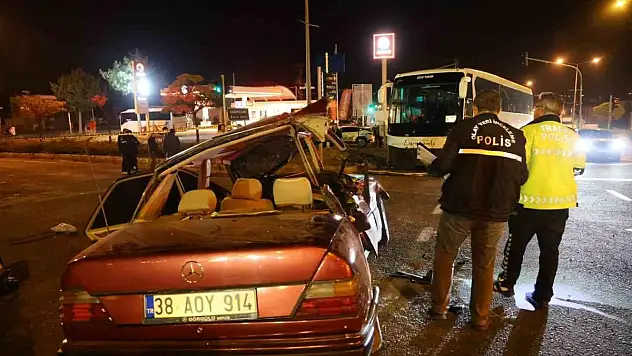 Turistleri taşıyan otobüs ile otomobil çarpıştı: 2 ölü, 3 yaralı