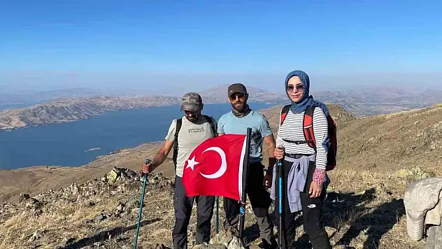 Türk Bayrağı Hazarbaba Dağı zirvesinde dalgalandı