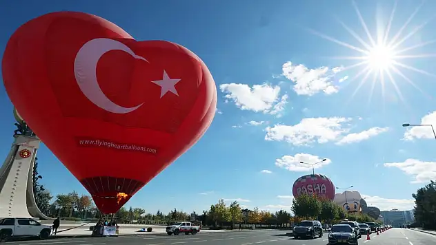 Türk bayraklı sıcak hava balonları, gökyüzünü süsledi
