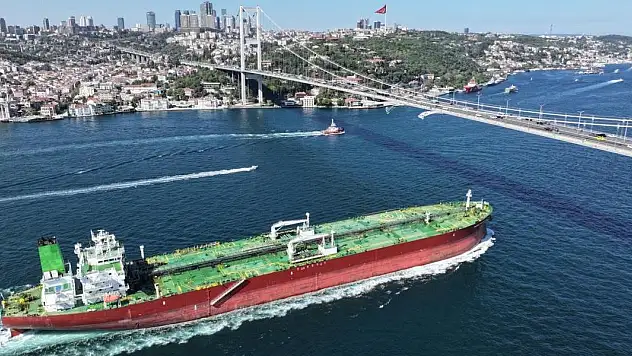 Türk boğazlarından 20 yılda 2 milyona yakın gemi geçti
