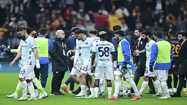 Türk futbolunda çöküş sürüyor! Adana Demirspor, İstabul takımına karşı sahadan çekildi