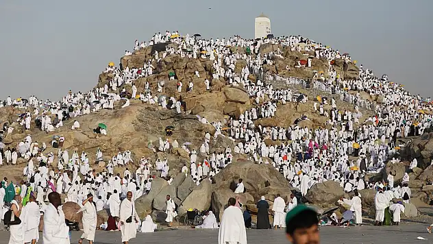 Türk hacı adaylarının Arafat'a intikali başladı